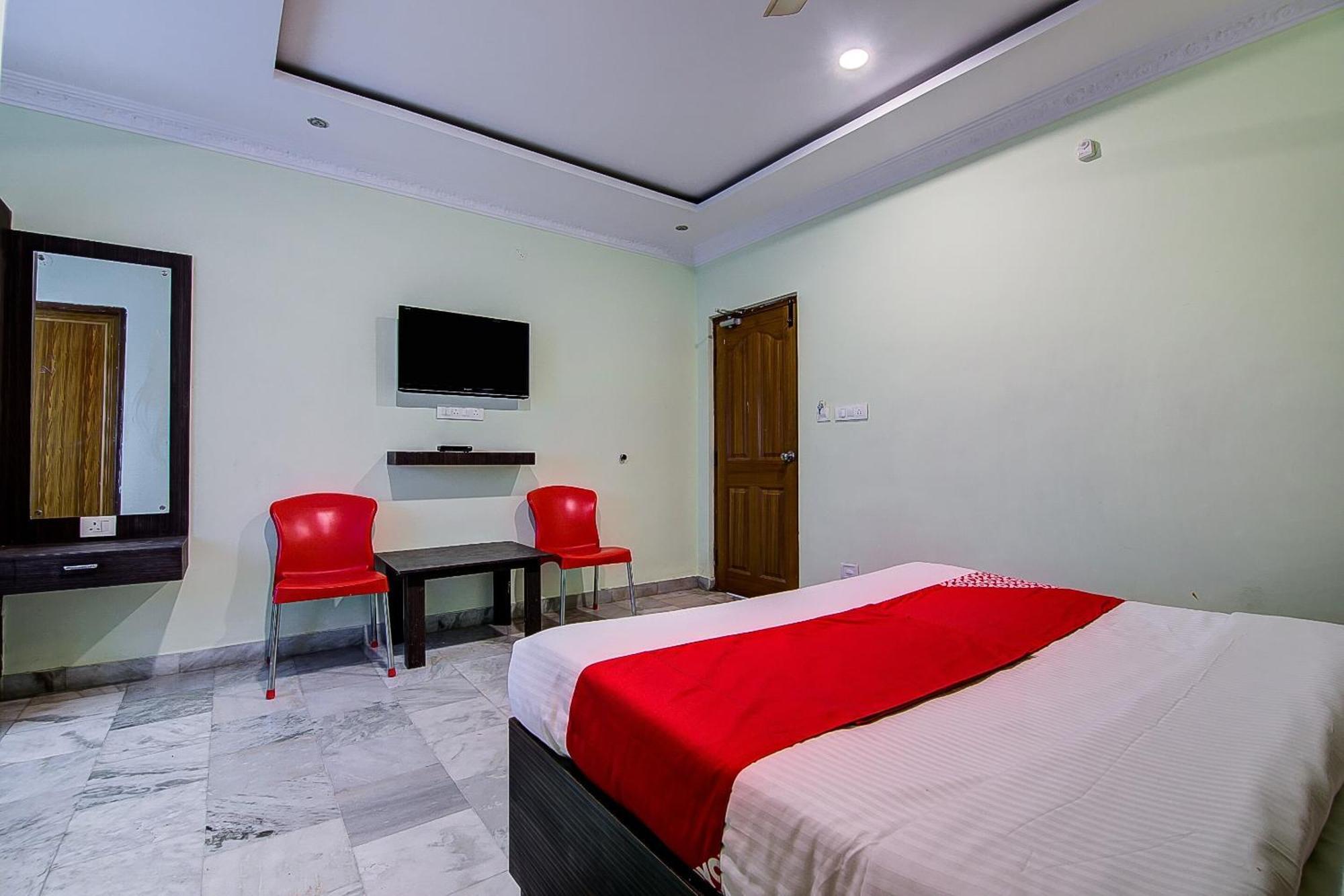 Oyo Tapasya Convention Hotel Pedda Waltair Екстериор снимка