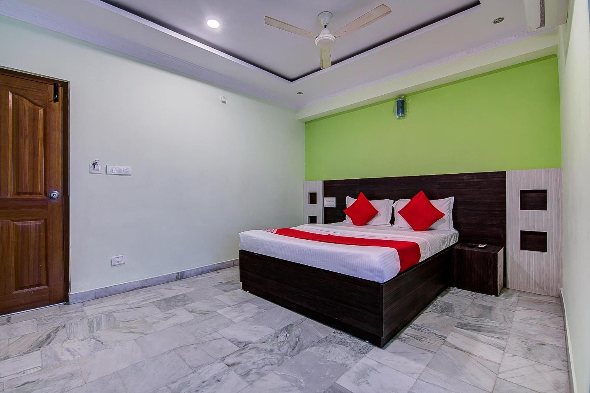Oyo Tapasya Convention Hotel Pedda Waltair Екстериор снимка